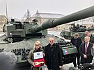 Vojáci v Páslavicích pevzali první tank Leopard 2A4, které esko získalo...