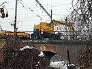 Z pokozeného mostu v Brn odstranili kolej