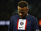 Brazilec Neymar z paíského St. Germain opoutí hit pi ligovém duelu se...
