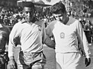 Pelé a Josef Masopust, Brazilec a echoslovák, dva velcí fotbaloví pátelé.
