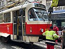 V centru Prahy vykolejila tramvaj. Prorazila zábradlí a vjela na chodník. (20....