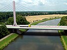 Projektanti nad �ekou Labe a slep�m ramenem zvolili variantu zav�en�ho mostu o...