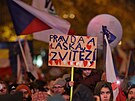 Lidé si 17. listopad pipomínají transparenty s heslem Václava Havla Pravda a...