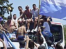 Lionel Messi se spoluhrái zdraví fanouky pi oslavách v Buenos Aires.