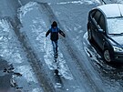 Potíe mají kvli ledovce na silnicích také chodci. (20. prosince 2022)