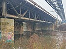 Pokozený elezniní most v Brn, na nm dlníci usilovn pracují. (23.12.2022)