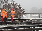 Dlníci usazují provizorní mostní konstrukci. (23.12.2022)