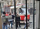 Na rohu Spálené a Lazarské u Mstského soudu vyjela tramvaj z kolejí a skonila...