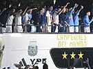 Argentintí fotbalisté zdraví fanouky, kteí je pili pivítat na letit v...