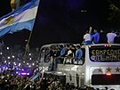 Davy argentinských fanouk zdraví fotbalové mistry svta po jejich píletu do...
