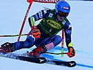 Americká lyaka Mikaela Shiffrinová na trati obího slalomu v rakouském...