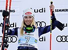 Amerianka Mikaela Shiffrinová se raduje z triumfu ve stedením obím slalomu...