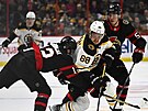 David Pastrák (88) z Boston Bruins se tlaí k brán Ottawa Senators, napadá ho...