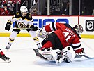 Vítek Vanek (41) z New Jersey Devils zasahuje v zápase s Boston Bruins,...