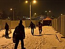 Bezdomovci pichzej do vytpnho stanu v arelu DEPO v Plzni. Stan otevelo...