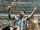 Argentinský kapitán Lionel Messi se s fanouky raduje z titulu mistra svta....