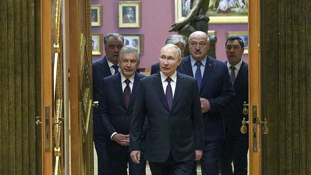 Zleva prezident Tádikistánu Emomali Rahmon, prezident Uzbekistánu avkat...