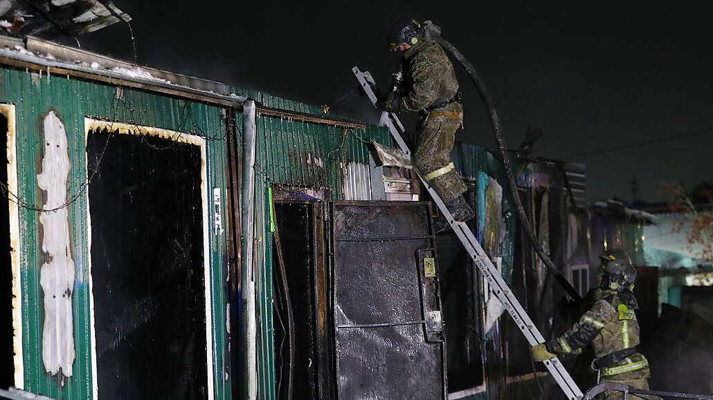 Hasiči zasahují při požáru domu pro seniory v ruském městě Kemerovo. (24....