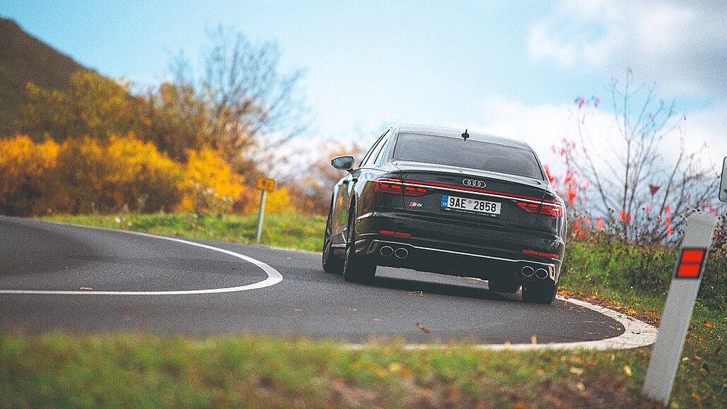 Akoli vypadá vcelku nenápadn, v provozu je Audi S8 jednoznan predátor,...