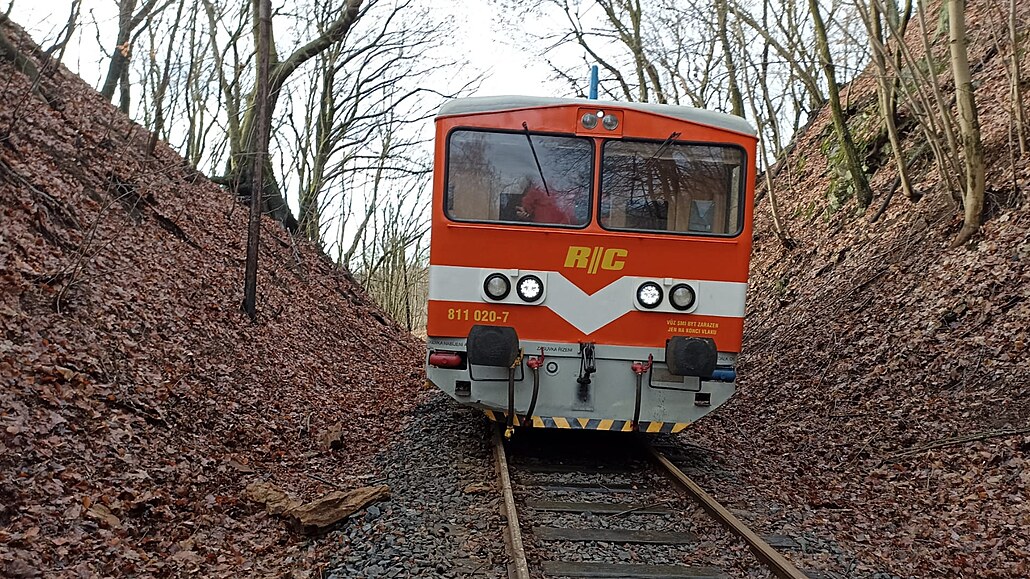 Vlak narazil do hromady kamení mezi Osekem a Hrobem na Teplicku.