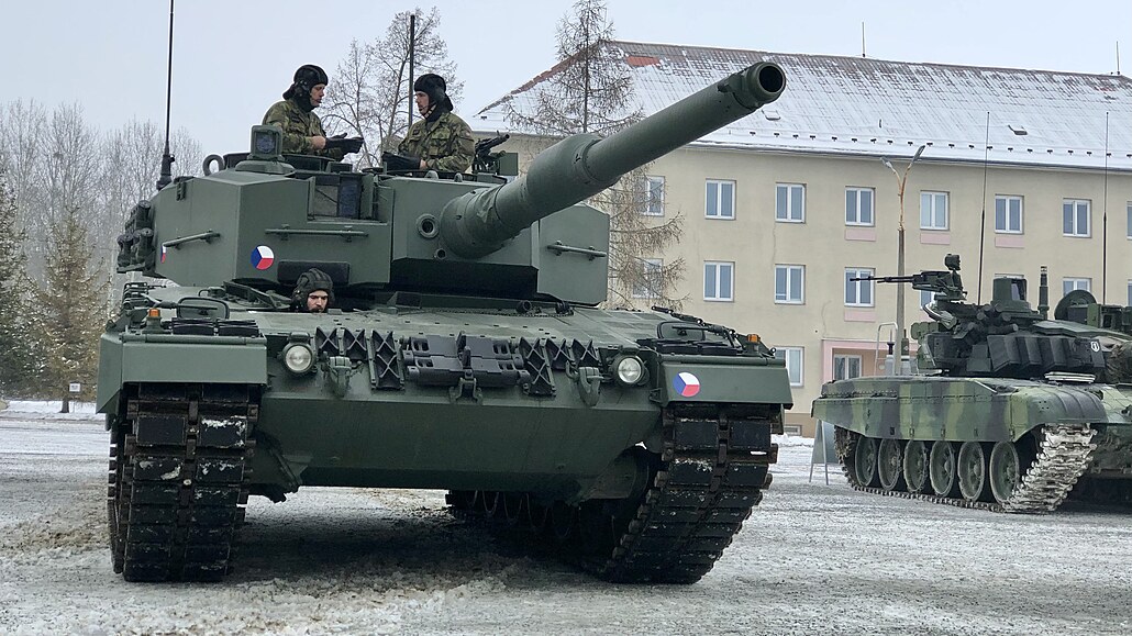 Vojáci v Páslavicích pevzali první tank Leopard 2A4, které esko získalo...