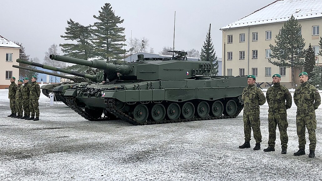Vojáci v Páslavicích pevzali první tank Leopard 2A4, které esko získalo...