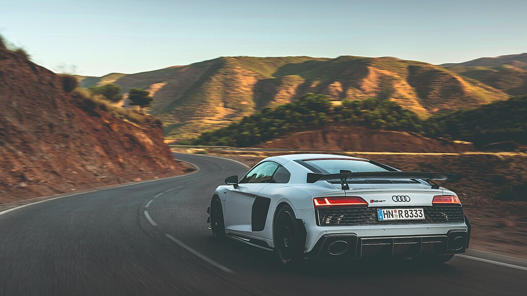 Za volantem Audi R8 GT RWD si uvdomíte podstatu a kouzlo klasického...