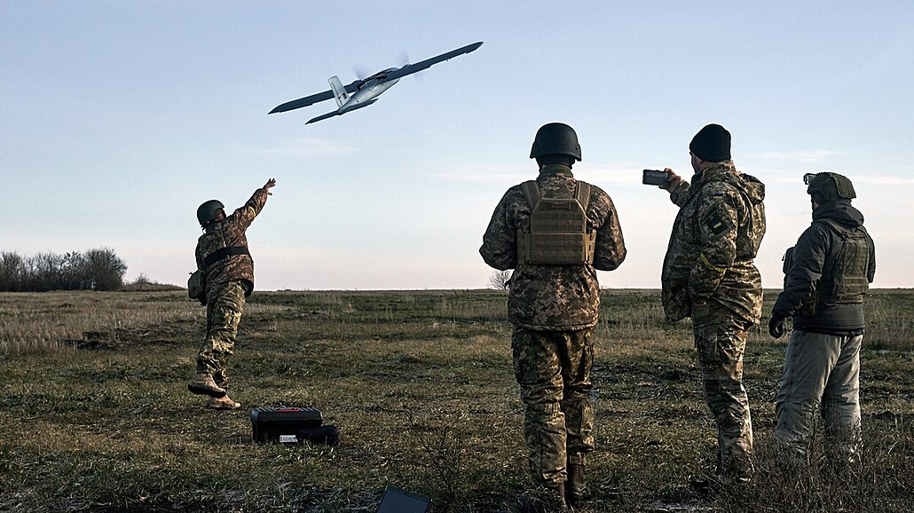 Ukrajintí vojáci vysílají dron. (15. prosince 2022)