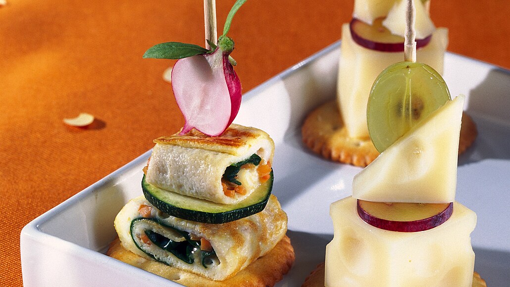 Jednohubky se sýrem a vajenou omeletou