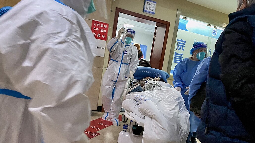 Zdravotníci peváejí pacienta s covidem v nemocnici v ínském mst...