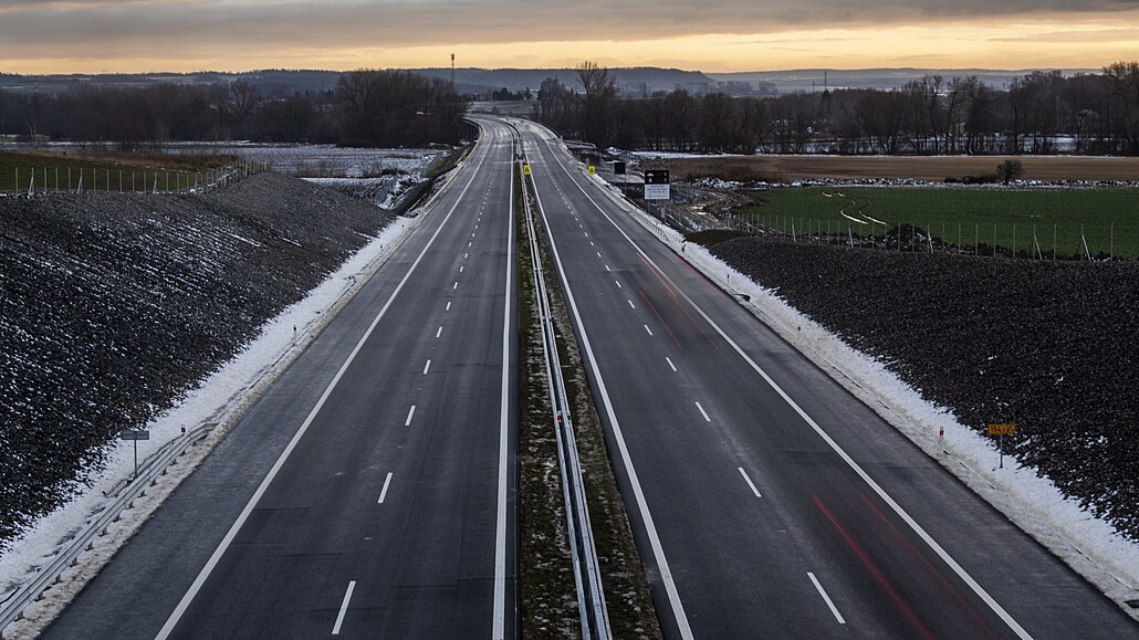 K propojení obou konců dálnice D35, tedy toho u Ostrova a u Mohelnice, zbývá...
