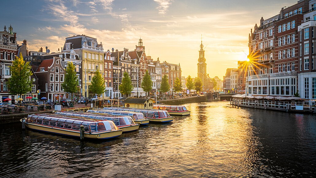 Amsterdam, msto vtrných mlýn, jízdních kol a tulipán, ale také marihuany a prostituce