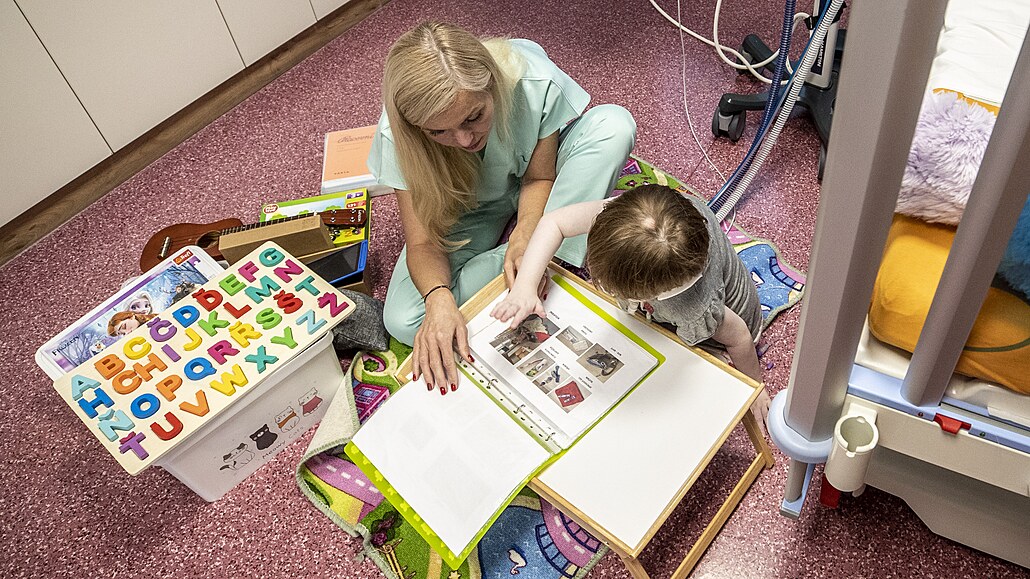 D�tské odd�lení pro pacienty s nep�etr�itou pé�í v nemocnici Ho�ovice.