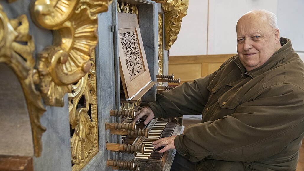 Pan regenschori. Dnes hraje v kostele na stejné varhany, na které hrál Ryba,...