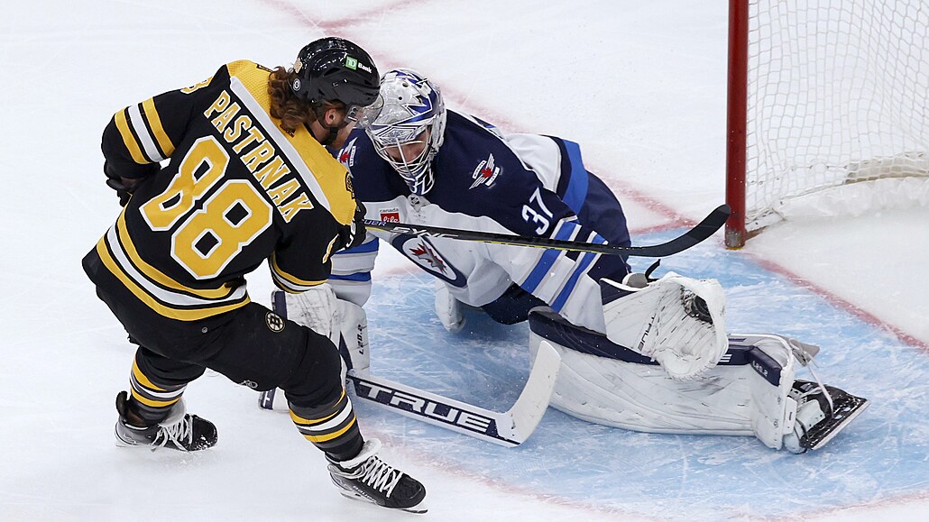 Branká� Winnipegu Connor Hellebuyck usp�l proti samostatnému úniku Davida...