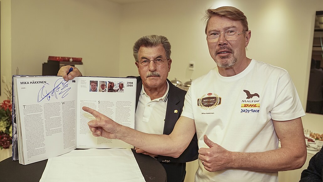 Mika Häkkinen (vpravo) pi ktu knihy F1 Greats.