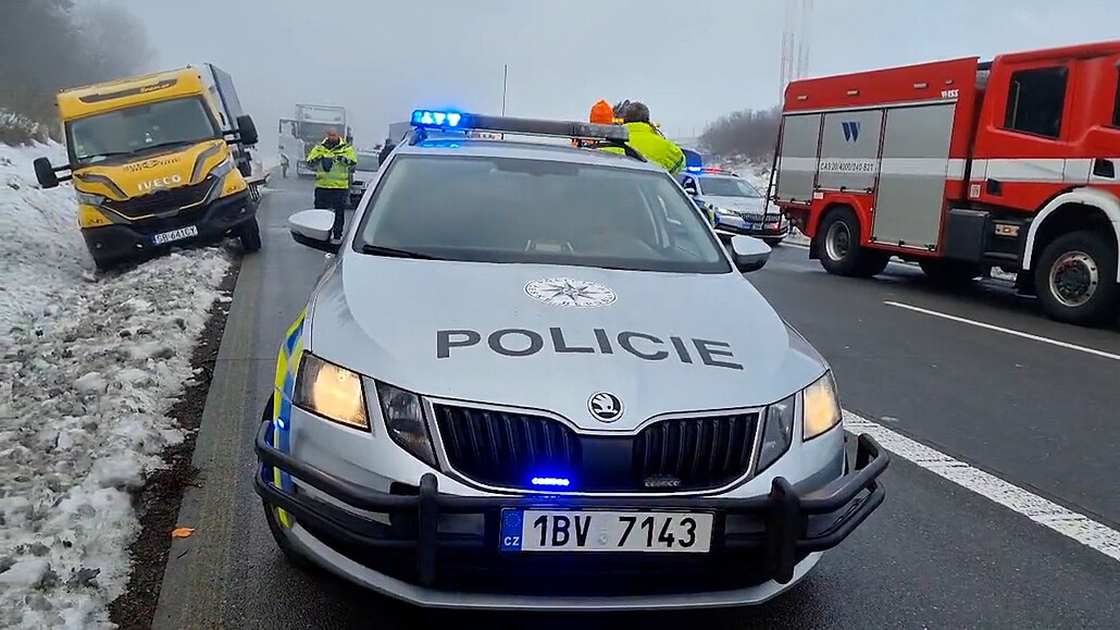Na D1 se v mlze srazilo přes 40 aut, řidiči nedodržovali bezpečnou  vzdálenost - iDNES.cz