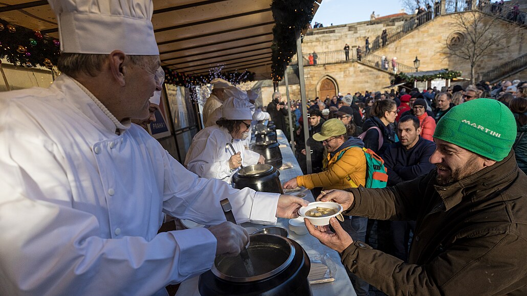 tdrodenní rozlévání polévky na Kamp pilákalo davy lidí. (24. prosince 2022)