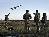 Ukrajinští vojáci vysílají dron. (15. prosince 2022)