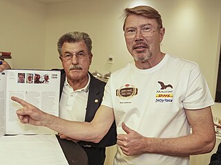Mika Häkkinen (vpravo) při křtu knihy F1 Greats.