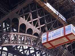 Po setmní 23. záí 1982 poetný dav zaplnil Martovo pole pod Eiffelovou ví....