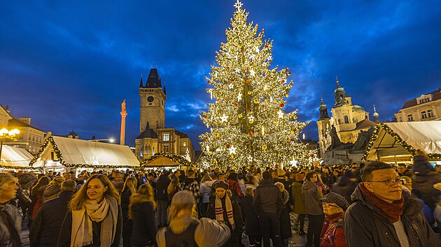 Na Staromstskm nmst v Praze se v sobotu rozsvtil vnon strom. (26. listopadu 2022)