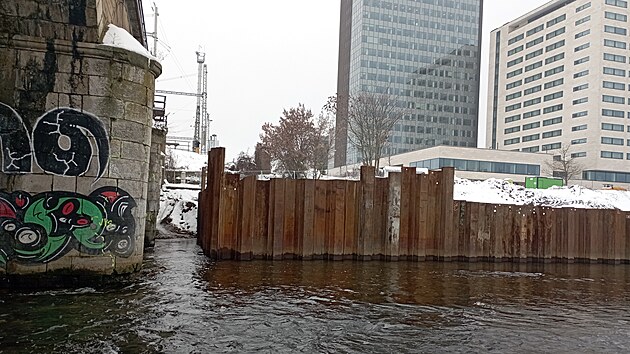 Pokozen pile elezninho mostu nedaleko hlavnho ndra v Brn. V jeho blzkosti Brno buduje protipovodov opaten.