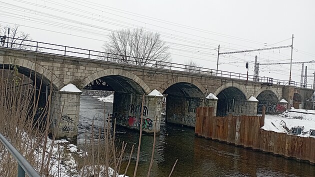 Pokozen pile elezninho mostu nedaleko hlavnho ndra v Brn. V jeho blzkosti Brno buduje protipovodov opaten.