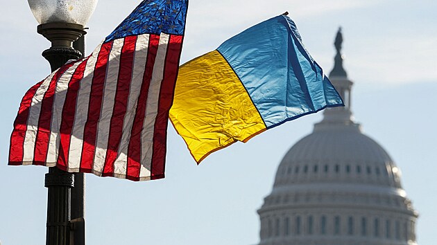 Ukrajinsk a americk vlajka vis ped americkm Kapitolem, kde promluv ukrajinsk prezident Volodymyr Zelenskyj. (21. prosince 2022