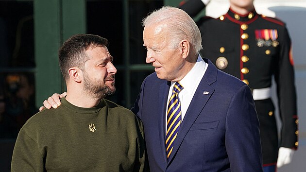 Americký prezident Joe Biden vítá ukrajinského prezidenta Volodymyra Zelenského...