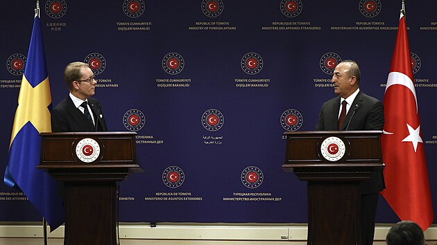 Tureck ministr zahrani Mevlut Cavusoglu a vdsk ministr zahrani Tobias Billstrom po jednn v Ankae. (22. prosince 2022)