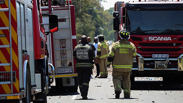 Z�chrann� slu�by v Boksburgu u Johannesburgu pracuj� na m�st�, kde explodoval tanker s plynem. (24. prosince 2022)