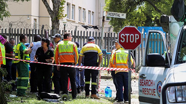 Z�chrann� slu�by v Boksburgu u Johannesburgu pracuj� na m�st�, kde explodoval tanker s plynem. (24. prosince 2022)