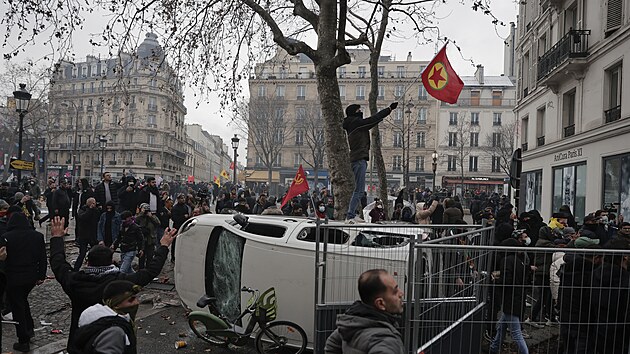 P�i protestu kurdsk� men�iny v Pa��i propukly poty�ky mezi polici� a demonstranty. (24. prosince 2022)